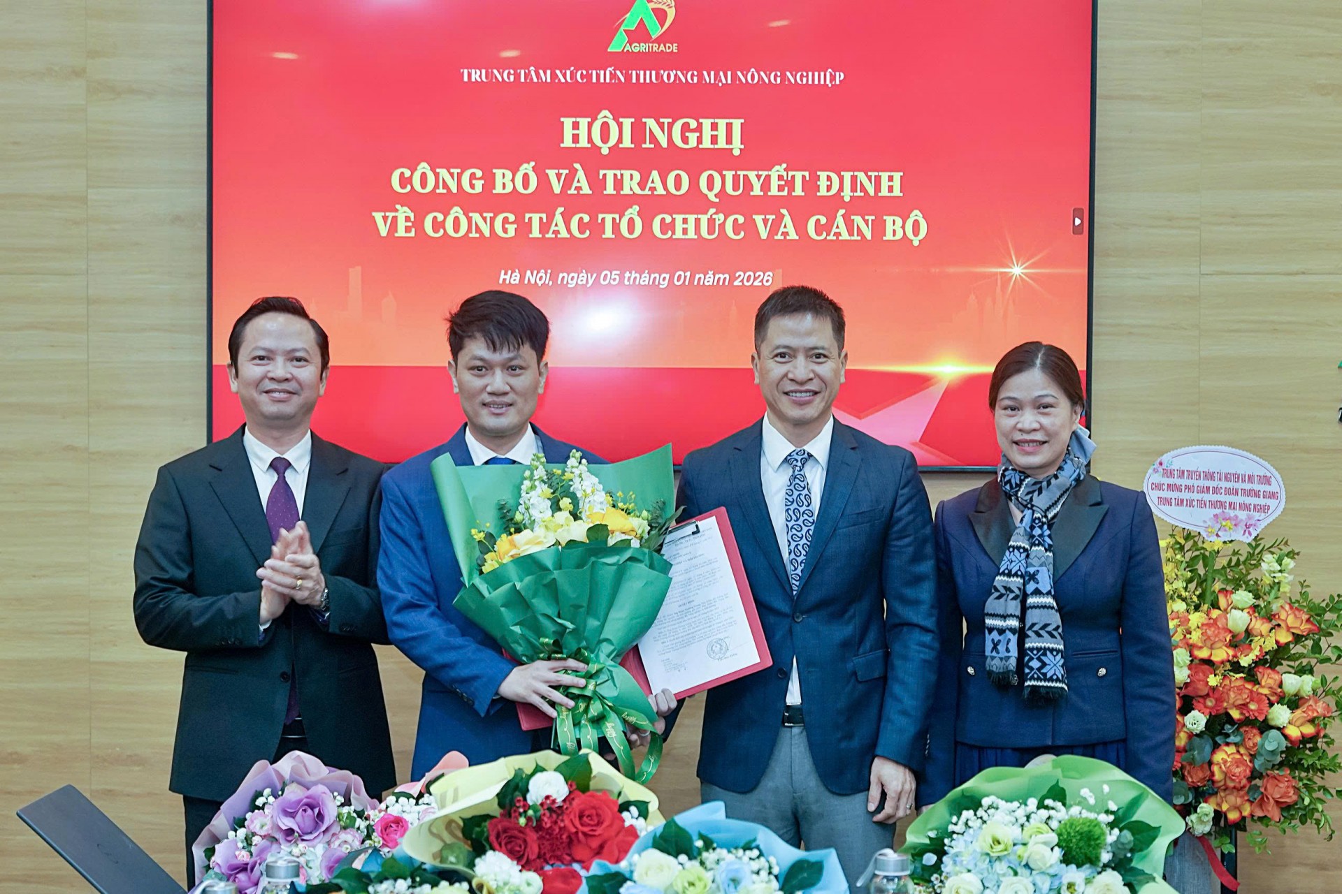 Ban Tổ chức công bố Quyết định bổ nhiệm ông Đoàn Trường Giang, Phó Giám đốc Trung tâm tài nguyên và môi trường làm Phó Giám đốc Trung tâm Xúc tiến thương mại nông nghiệp. Ban Tổ chức công bố Quyết định bổ nhiệm ông Đoàn Trường Giang, Phó Giám đốc Trung tâm tài nguyên và môi trường làm Phó Giám đốc Trung tâm Xúc tiến thương mại nông nghiệp.