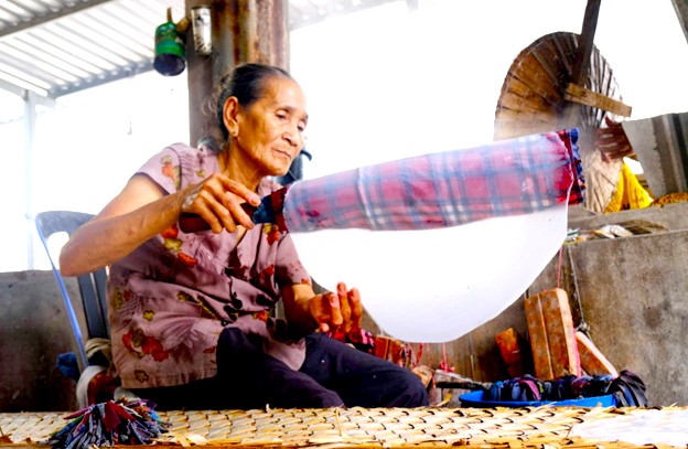 Người dân làng nghề vẫn giữ cách làm bánh truyền thống. Ảnh: Mỹ Ly Người dân làng nghề vẫn giữ cách làm bánh truyền thống. Ảnh: Mỹ Ly