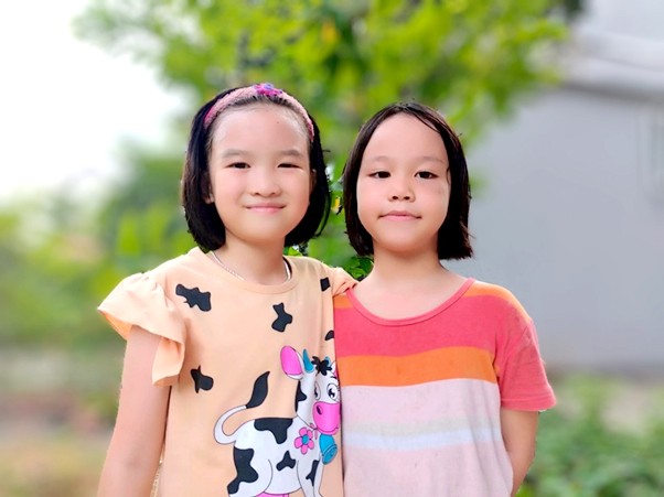 Tép (bên phải) chụp ảnh chung với bạn học cùng xóm. Tép (bên phải) chụp ảnh chung với bạn học cùng xóm.