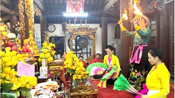 Nghe hát chầu văn tại đền Thủy Trung Tiên