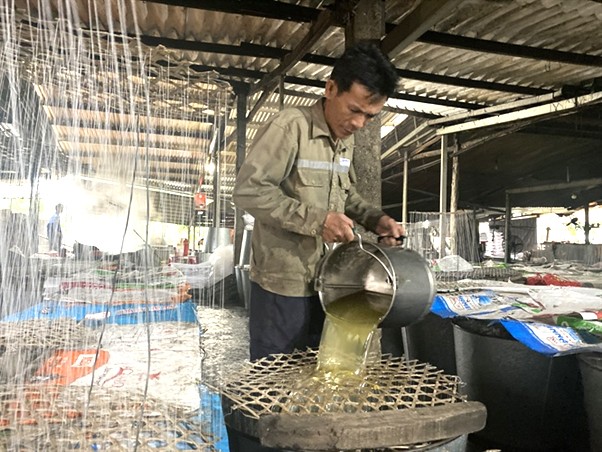 Đường phèn được làm hoàn toàn bằng thủ công