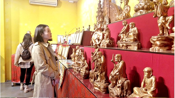 Tham quan Nhà trưng bày nghề đúc đồng truyền thống Ngũ Xã.