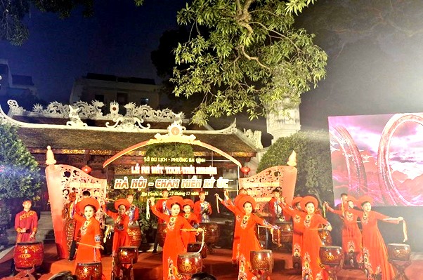 Chương trình văn nghệ tại buổi ra mắt tour trải nghiệm “Hà Nội - Chạm miền ký ức”