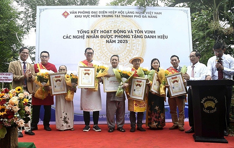 Ban tổ chức tôn vinh các nghệ nhân được phong tặng danh hiệu năm 2025 trên địa bàn