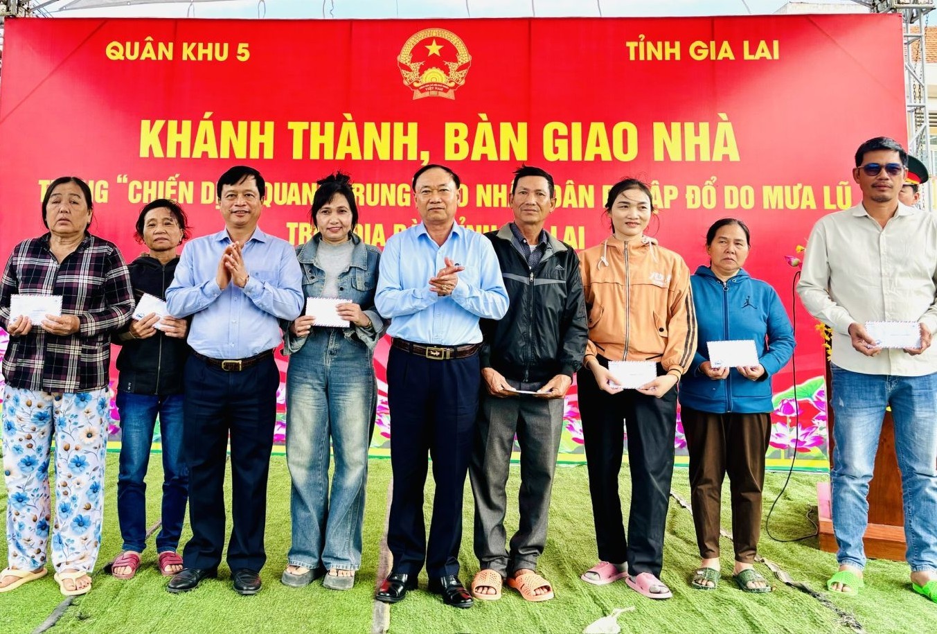 “Chiến dịch Quang Trung” mang đến mùa xuân từ những ngôi nhà mới “Chiến dịch Quang Trung” mang đến mùa xuân từ những ngôi nhà mới