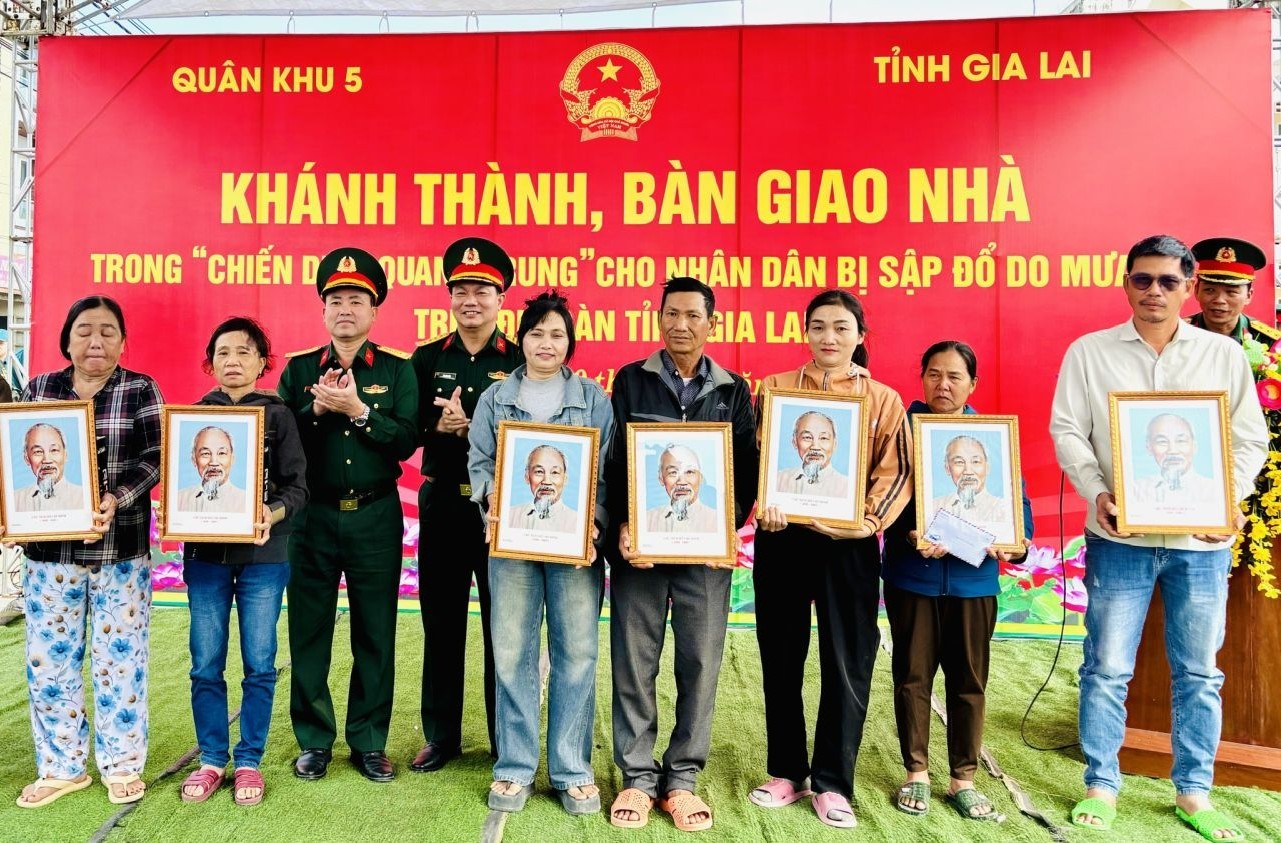 “Chiến dịch Quang Trung” mang đến mùa xuân từ những ngôi nhà mới “Chiến dịch Quang Trung” mang đến mùa xuân từ những ngôi nhà mới