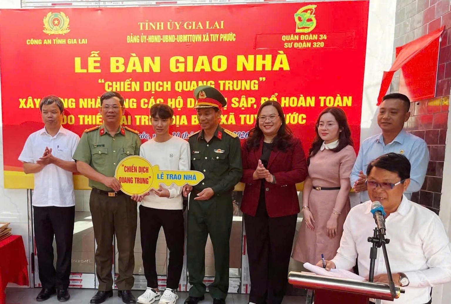 “Chiến dịch Quang Trung” mang đến mùa xuân từ những ngôi nhà mới “Chiến dịch Quang Trung” mang đến mùa xuân từ những ngôi nhà mới