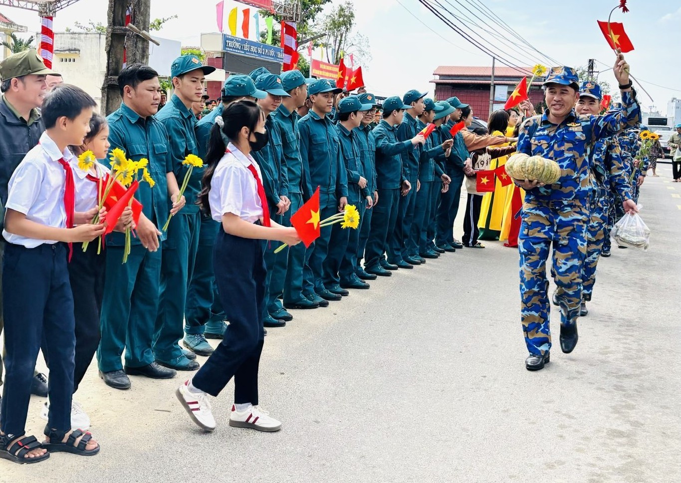 “Chiến dịch Quang Trung” mang đến mùa xuân từ những ngôi nhà mới “Chiến dịch Quang Trung” mang đến mùa xuân từ những ngôi nhà mới