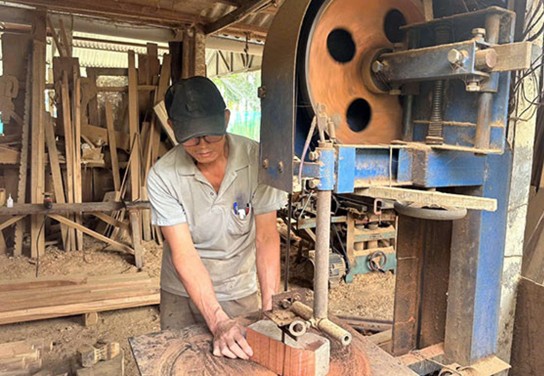Cơ sở mộc và thủ công mỹ nghệ của ông Trần Hùng, ở xã Vệ Giang tất bật những ngày cuối năm.