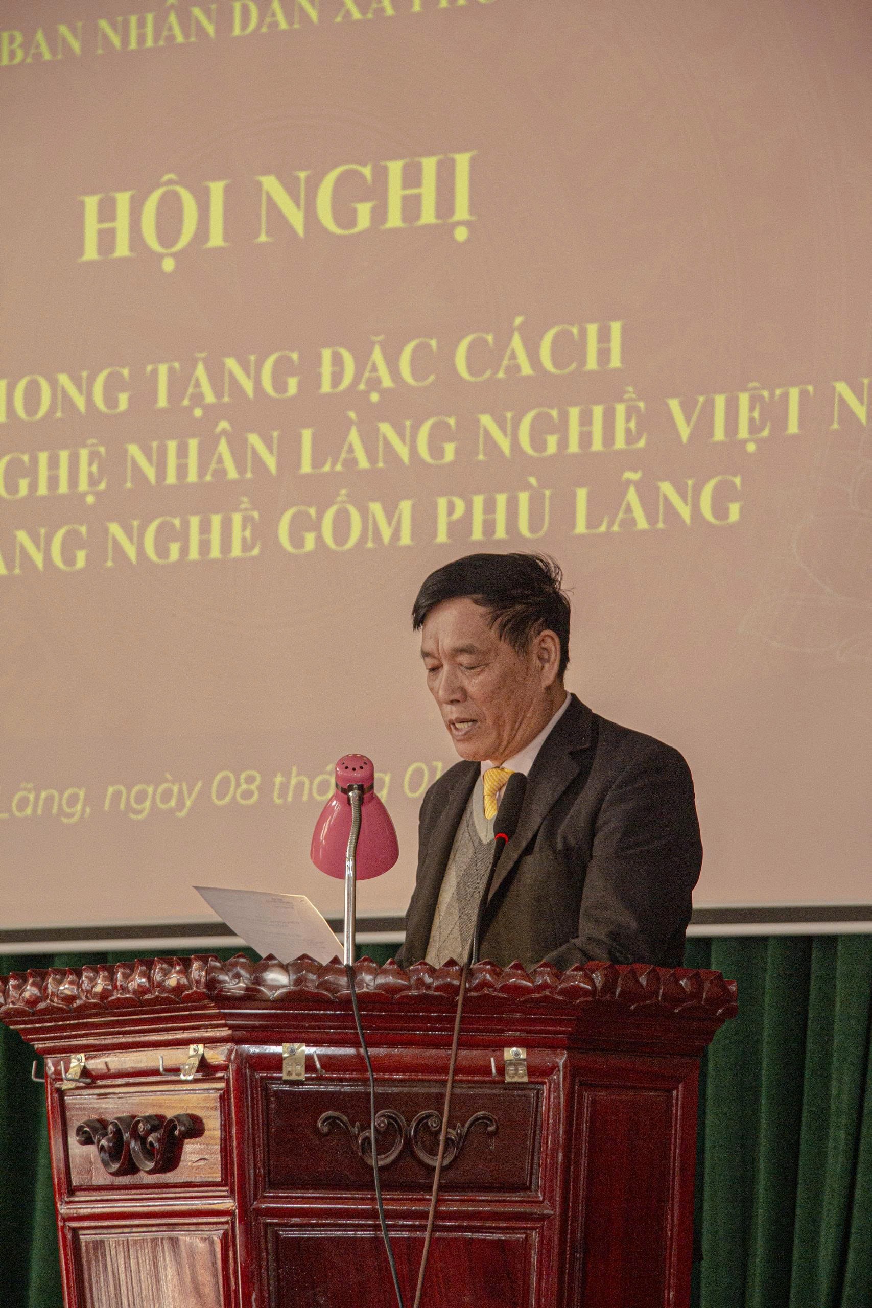 Ông Nguyễn Văn Vũ – Phó Chủ tịch Hiệp hội Làng nghề Việt Nam, Tổng biên tập Tạp chí Làng nghề Việt Nam đọc Quyết định phong tặng danh hiệu “Nghệ nhân Làng nghề Việt Nam”.