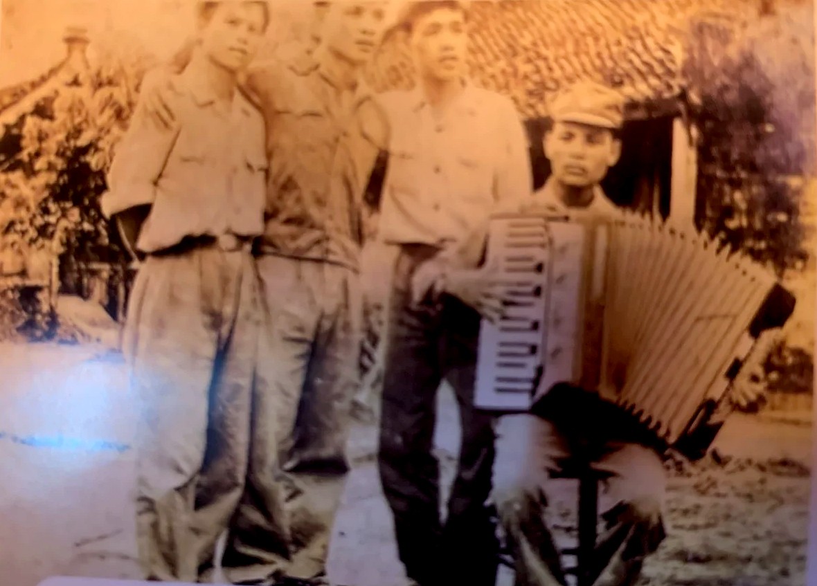 Nhạc sĩ Võ Vang từng được cử đi học Accordion rồi trở về phục vụ văn nghệ chiến trường.