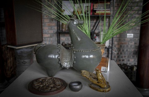 gom ngoc phu lang linh vat ngua hoan hi thoi sinh khi moi cho tet co truyen 2026