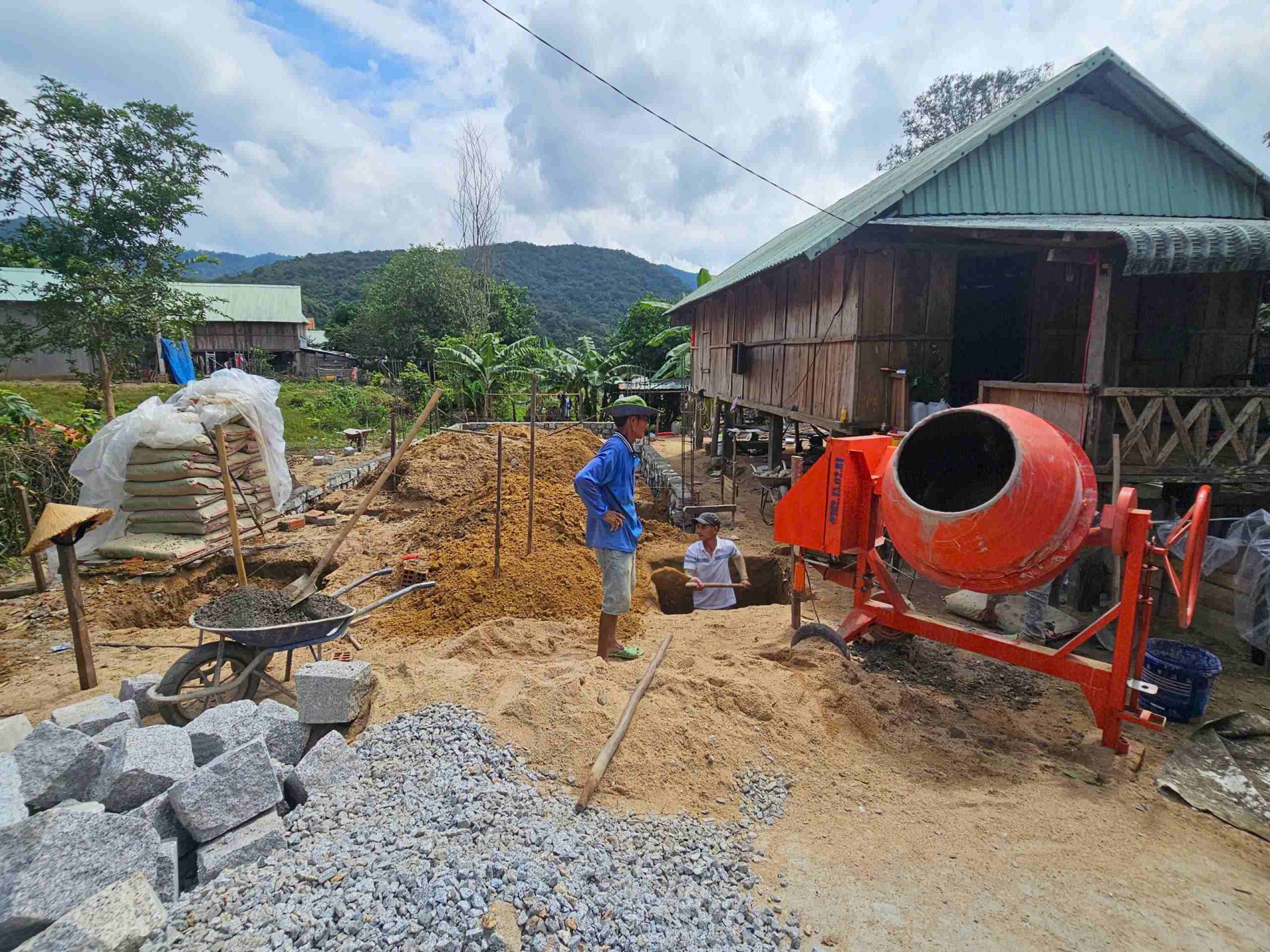 Gia Lai: Người dân làng Canh Tiến đón Tết xuân trong niềm vui có điện lưới quốc gia