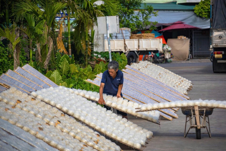 Nghề làm bánh đa không chỉ giữ gìn hương vị truyền thống từ hạt gạo quê mà còn tạo việc làm, thu nhập ổn định cho hàng trăm lao động nông thôn.