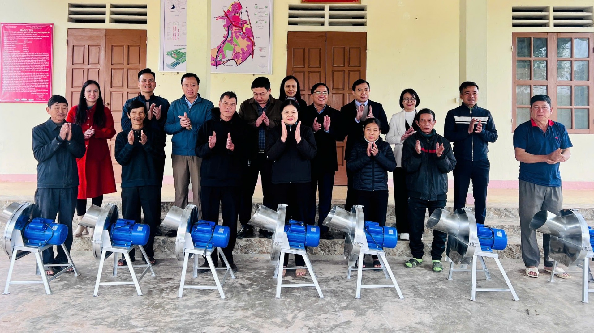 Hội Nông dân tỉnh trao hỗ trợ kinh phí mua máy cắt thức ăn cho Tổ hội Chăn nuôi bò thôn Phố Hòa, xã Hương Phố.