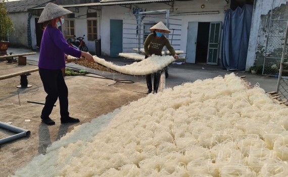 Làng nghề bánh đa Dụ Đại tất bật “chạy đua” đơn hàng Tết