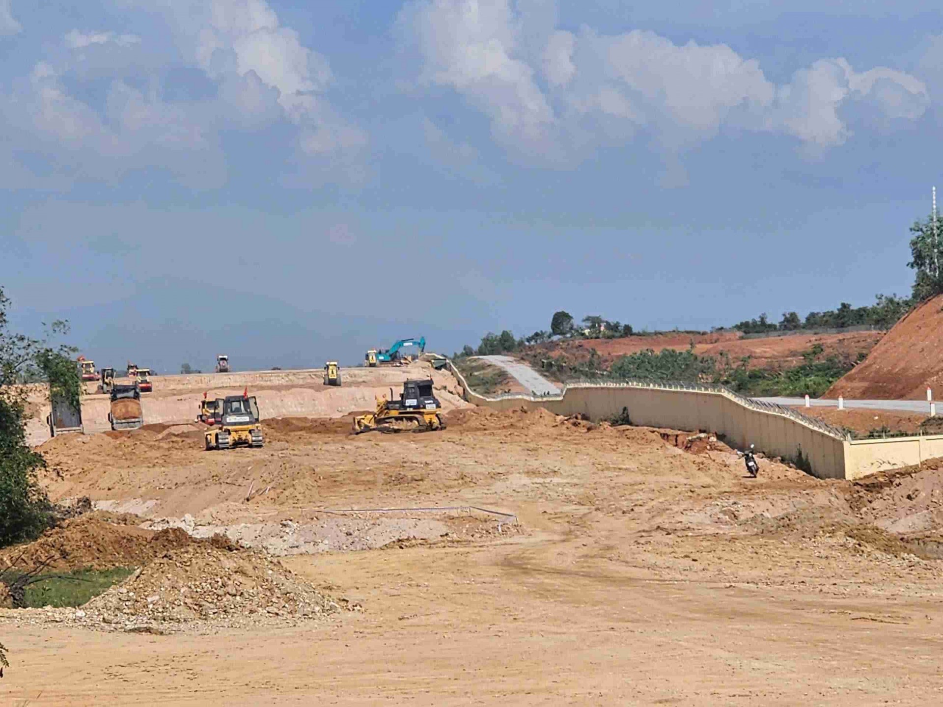 Mùa xuân trên công trường đường cất hạ cánh số 2 Cảng hàng không Phù Cát mang sức bật chiến lược của tỉnh Gia Lai