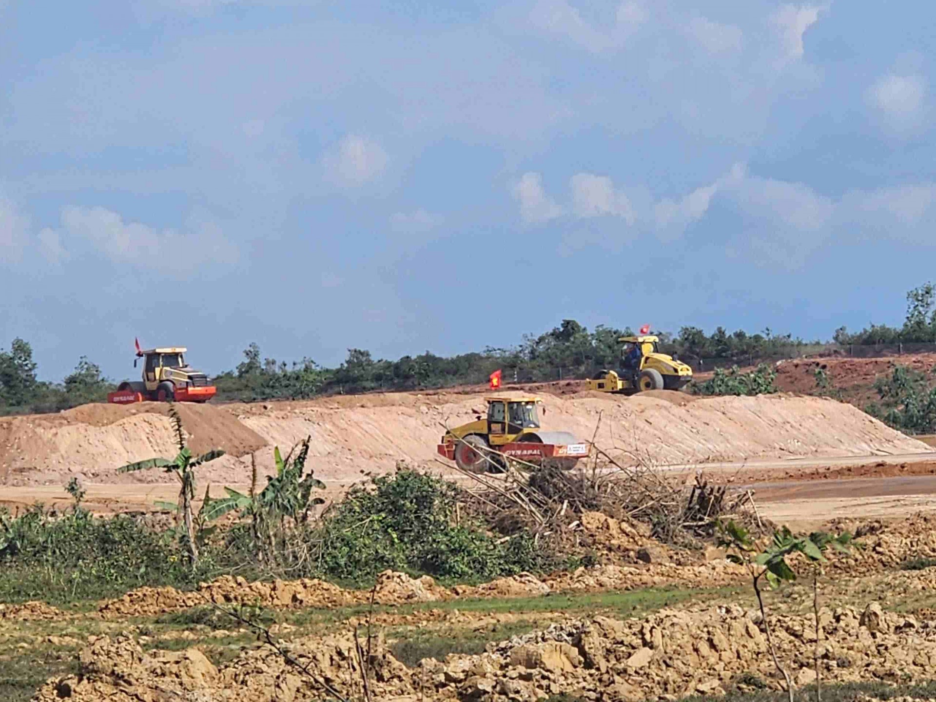 Mùa xuân trên công trường đường cất hạ cánh số 2 Cảng hàng không Phù Cát mang sức bật chiến lược của tỉnh Gia Lai