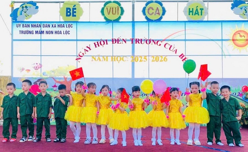 Các trẻ háo hức trong tiết mụchương trình văn nghệ chào mừng năm học mới