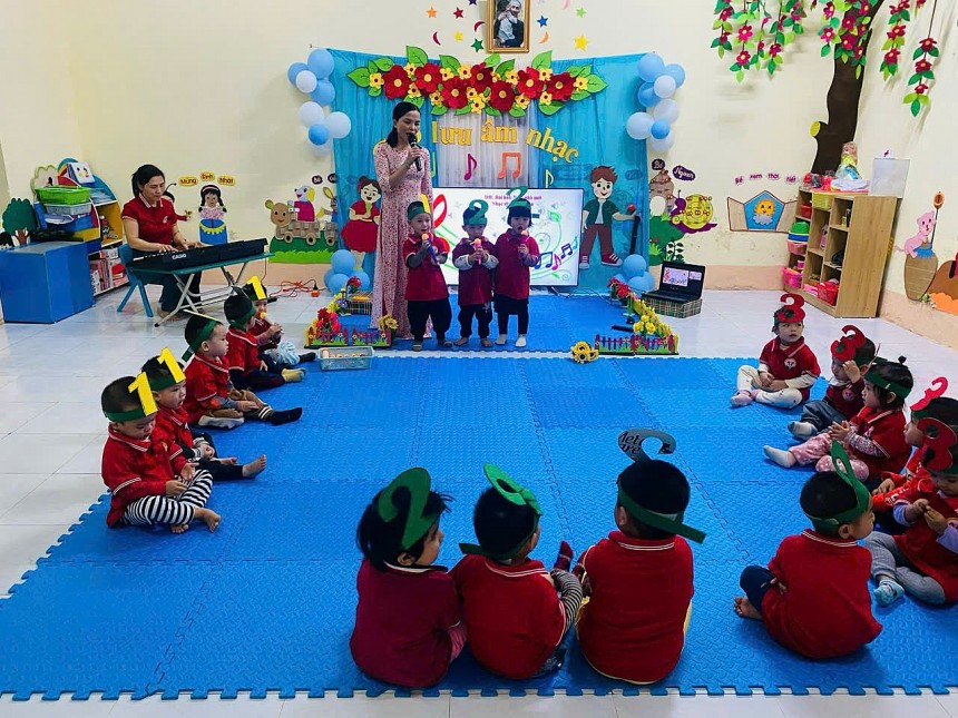 Trẻ tham gia tiết mục giao lưu âm nhạc