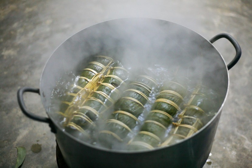 Đỏ lửa xóm bánh tét Hội Gia ngày giáp Tết