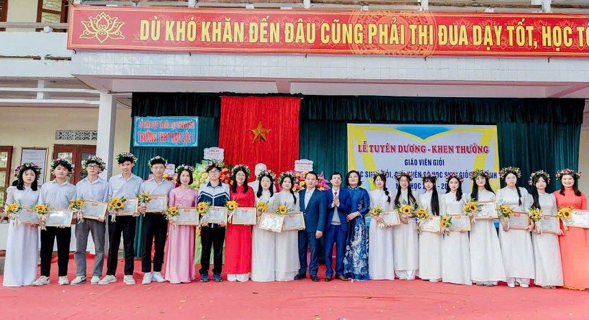 Lễ tuyên dương và khen thưởng giáo viên giỏi, học sinh giỏi, giáo viên có học sinh đạt giải cấp tỉnh Lễ tuyên dương và khen thưởng giáo viên giỏi, học sinh giỏi, giáo viên có học sinh đạt giải cấp tỉnh