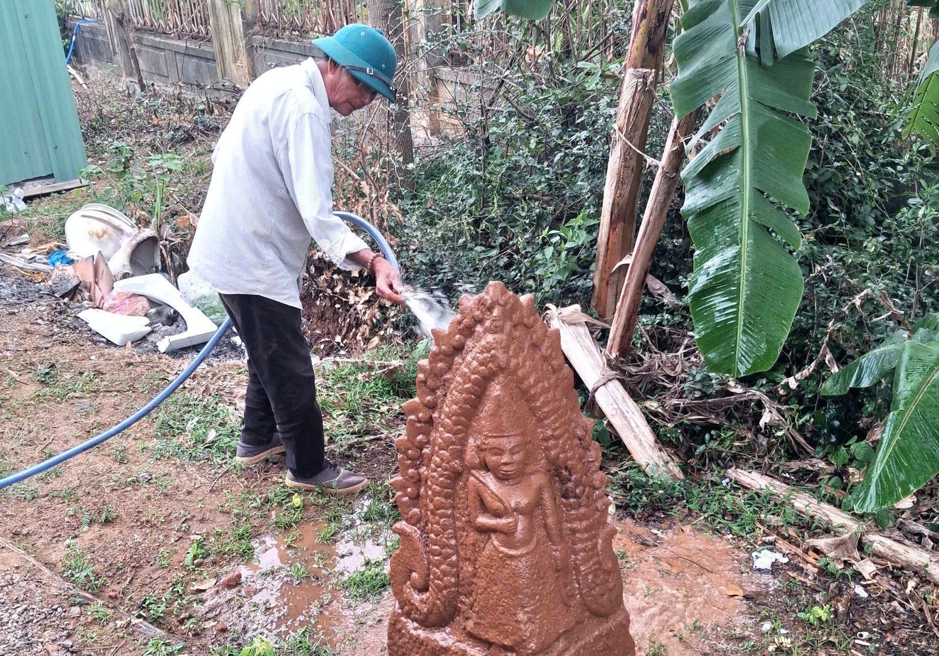 Gia Lai: Phát hiện phù điêu tại Di tích quốc gia đặc biệt tháp Dương Long