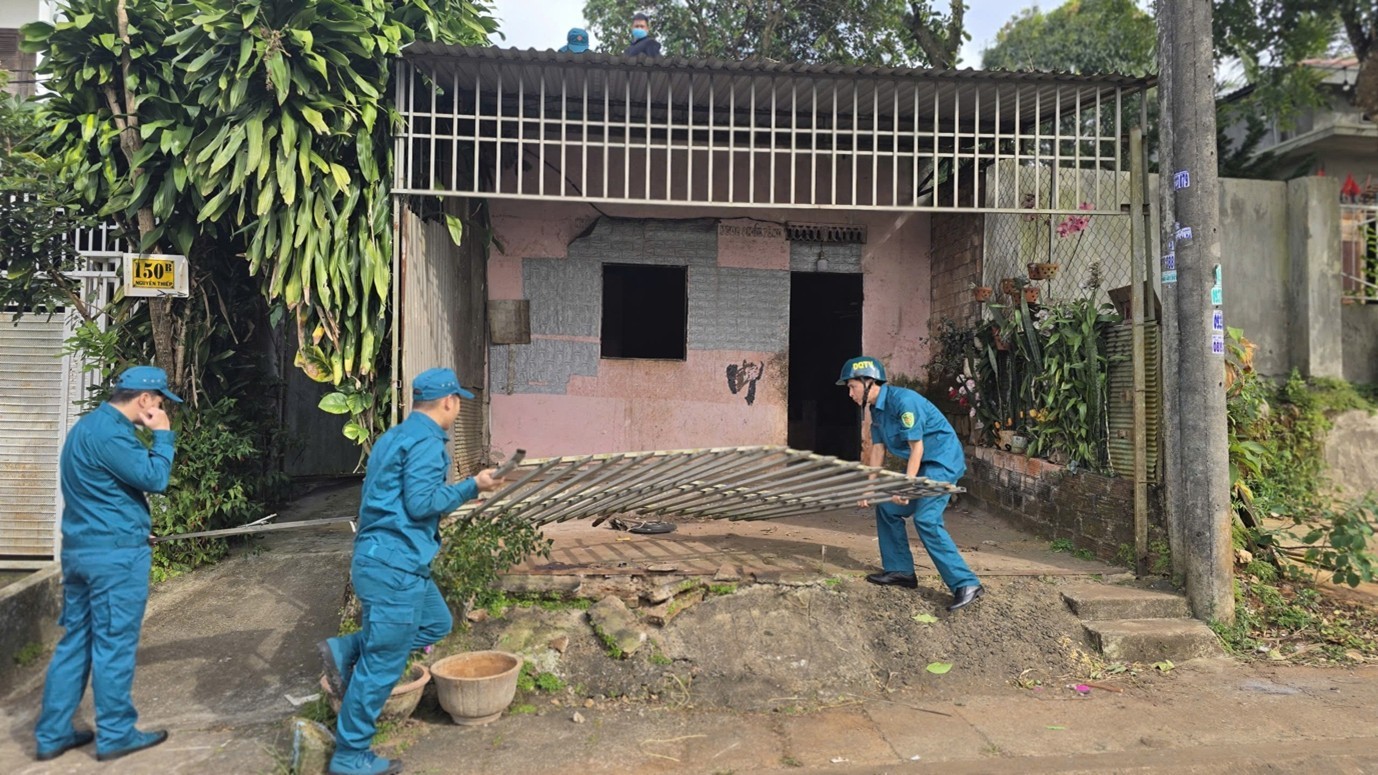 Lực lượng dân quân phường Diên Hồng hỗ trợ tháo dỡ căn nhà cũ của gia đình bà Nay Chanh