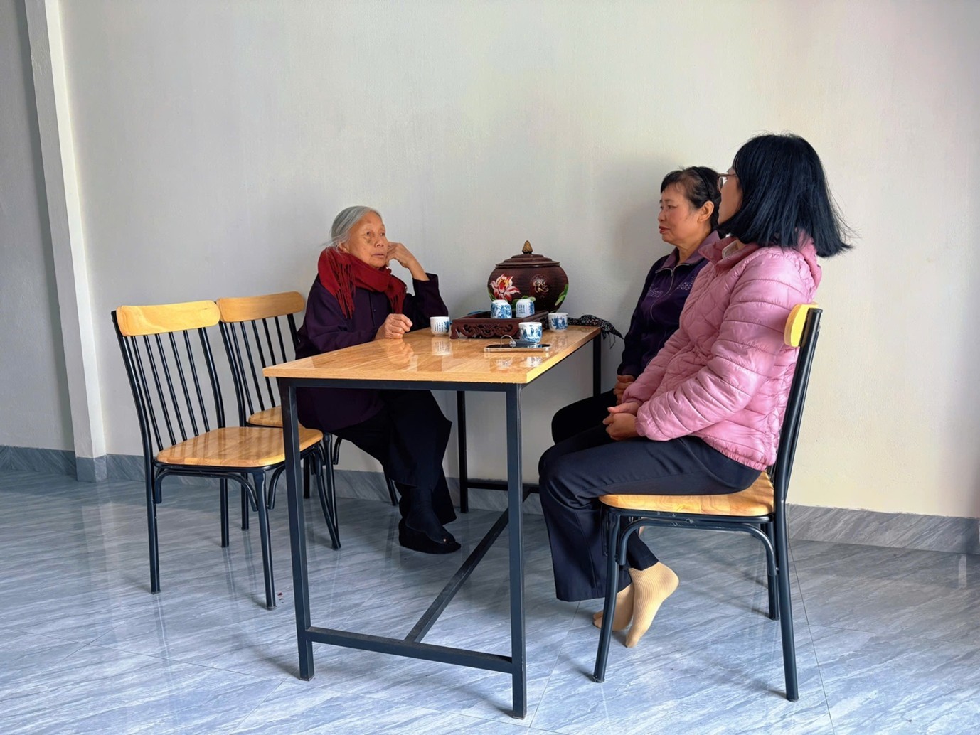 Cán bộ địa phương chung vui cùng gia đình bà Liên