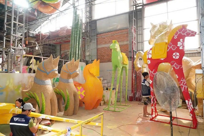 Thợ thủ công chế tác linh vật ngựa để trang trí Đường hoa