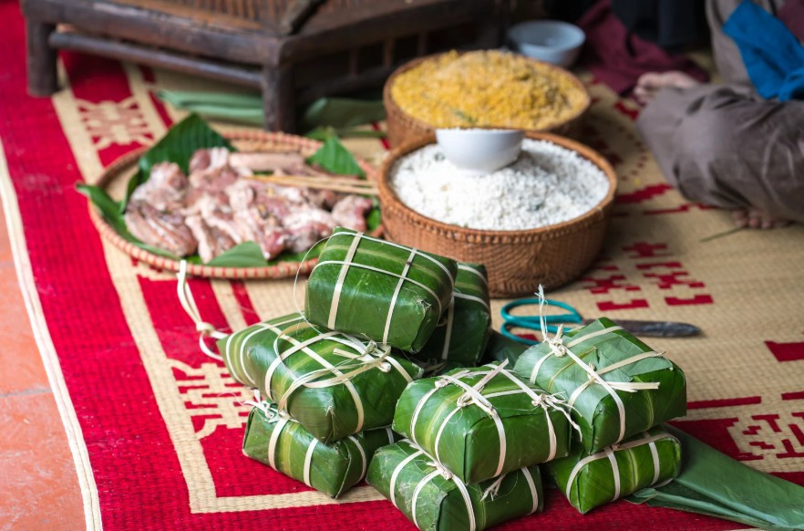 Tục gói bánh chưng và cúng bánh chưng ngày Tết là một nét đẹp văn hóa của người Việt. Tục gói bánh chưng và cúng bánh chưng ngày Tết là một nét đẹp văn hóa của người Việt.