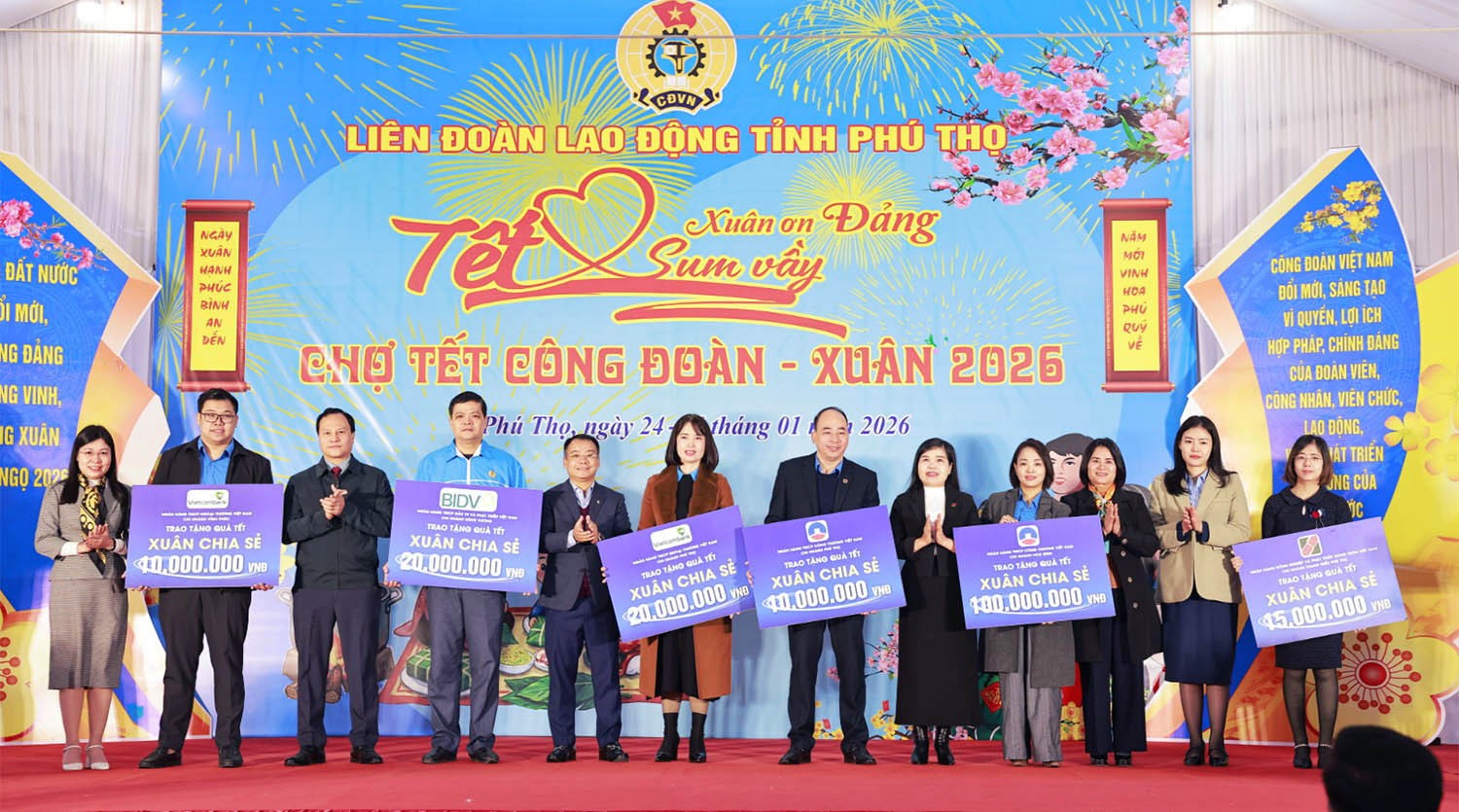 Đại diện lãnh đạo các ngân hàng trao biểu trưng tặng quà Tết cho đoàn viên, công nhân lao động có hoàn cảnh khó khăn của tỉnh