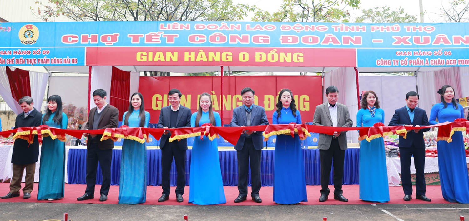Các đại biểu thực hiện nghi thức cắt băng khai mạc “Chợ Tết Công đoàn - Xuân 2026”