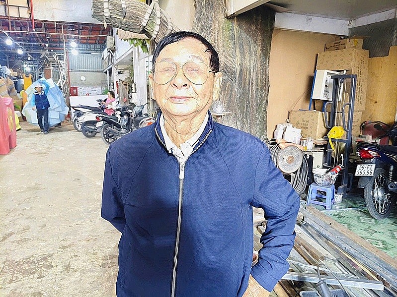 Công ty TNHH Sản xuất Mỹ thuật Văn Tòng đang gấp rút hoàn thiện linh vật ngựa quy mô lớn phục vụ Đường hoa Nguyễn Huệ Tết Bính Ngọ 2026