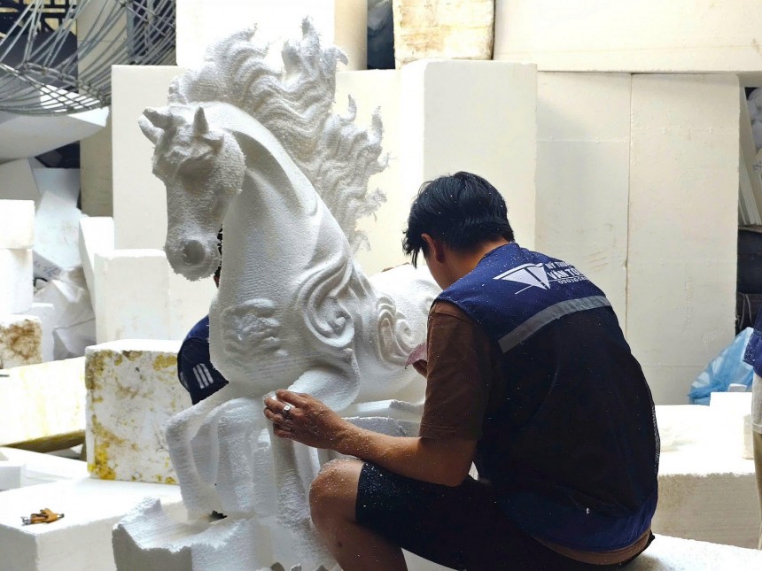 Người thợ thủ công đang tỉ mỉ dần hoàn thiện phần điêu khắc những linh vật Ngựa cho năm Bính Ngọ 2026