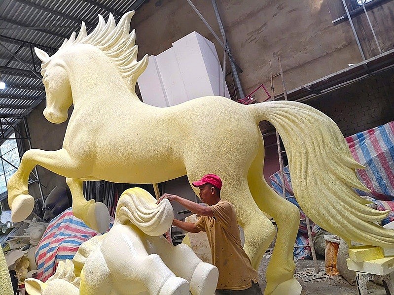 Linh vật ngựa khổng lồ do nghệ nhân Đinh Văn Tòng cùng cộng sự phụ trách