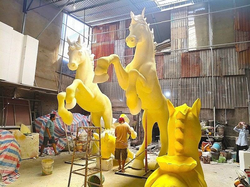 Bước vào xưởng dịp này, chúng tôi không khỏi ngợp bởi vô số mô hình ngựa khổng lồ