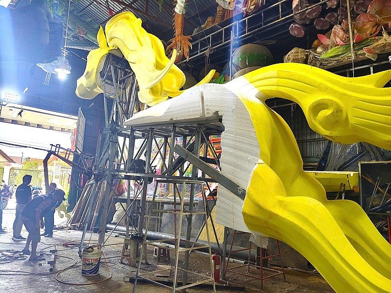 Dưới bàn tay ông Tòng cùng cộng sự, vật liệu thô sơ ban đầu dần thay hình đổi dạng, tạo nên dáng vẻ những chú ngựa sở hữu dáng dấp “mã đáo thành công”