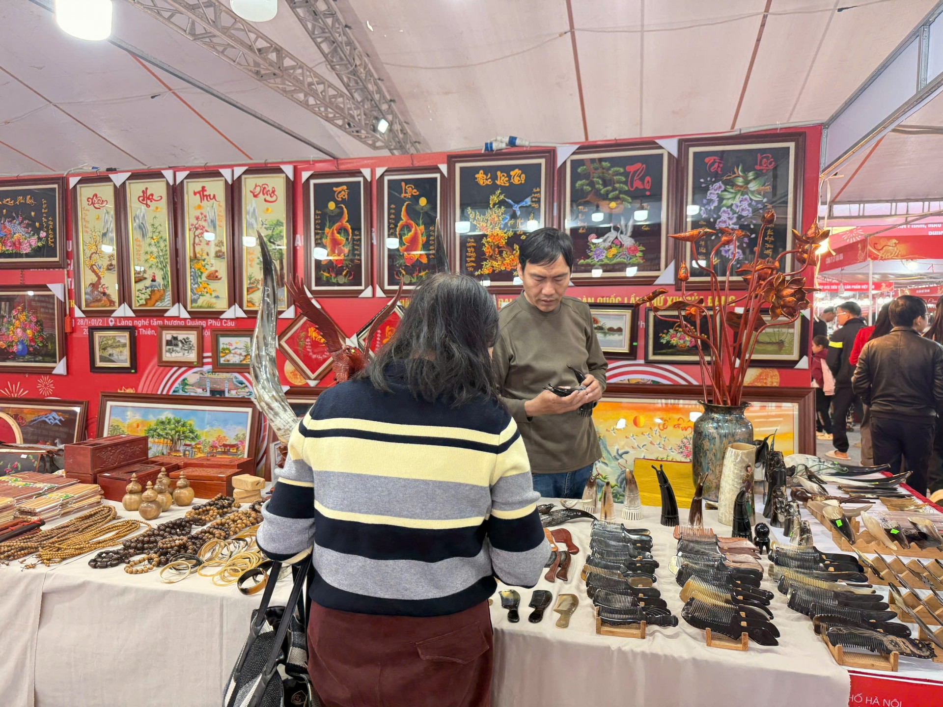 Sôi động Triển lãm sản phẩm, mẫu thiết kế thủ công mỹ nghệ mới phục vụ Xuân Bính Ngọ 2026 tại xã Ứng Thiên