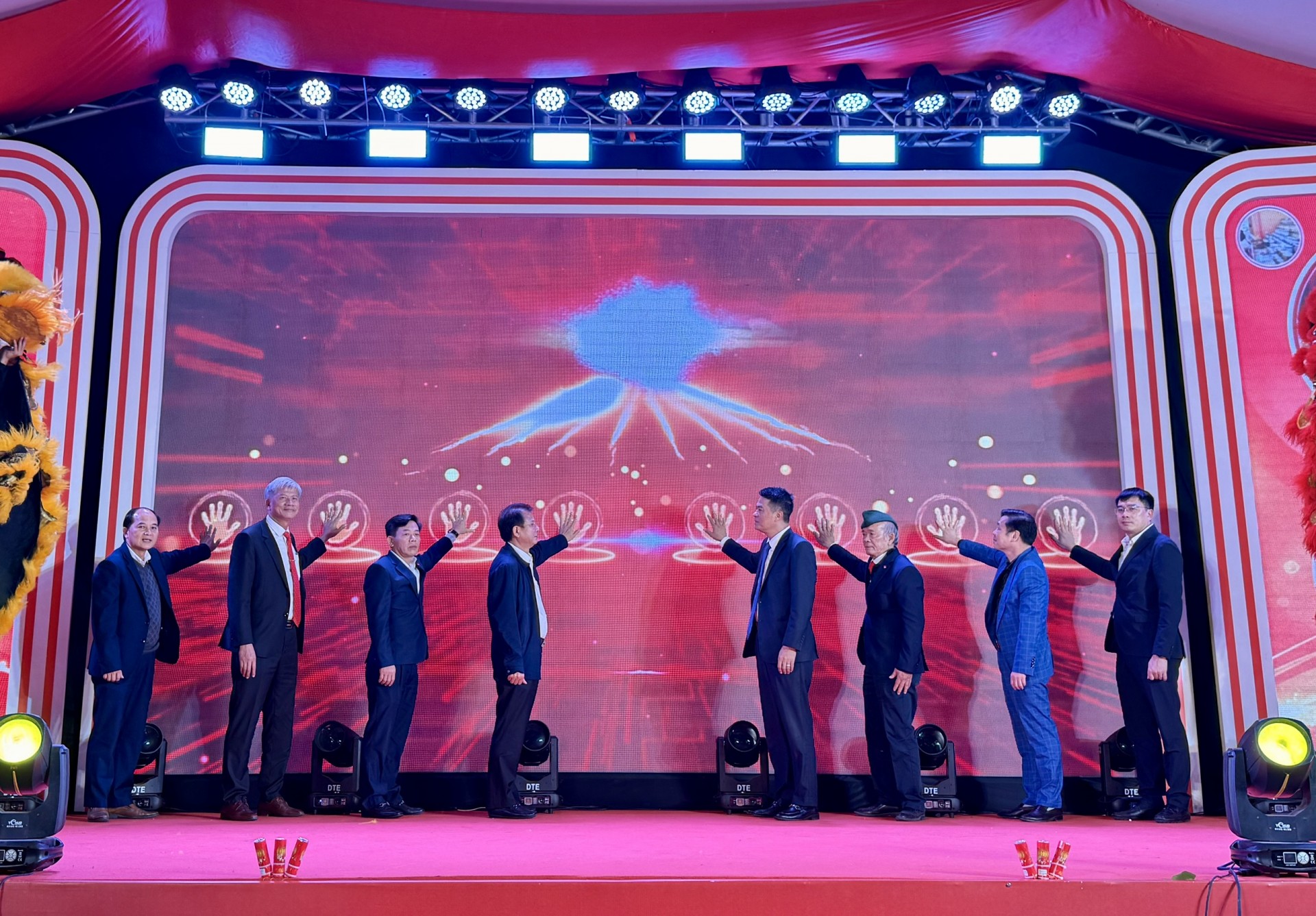 Sôi động Triển lãm sản phẩm, mẫu thiết kế thủ công mỹ nghệ mới phục vụ Xuân Bính Ngọ 2026 tại xã Ứng Thiên