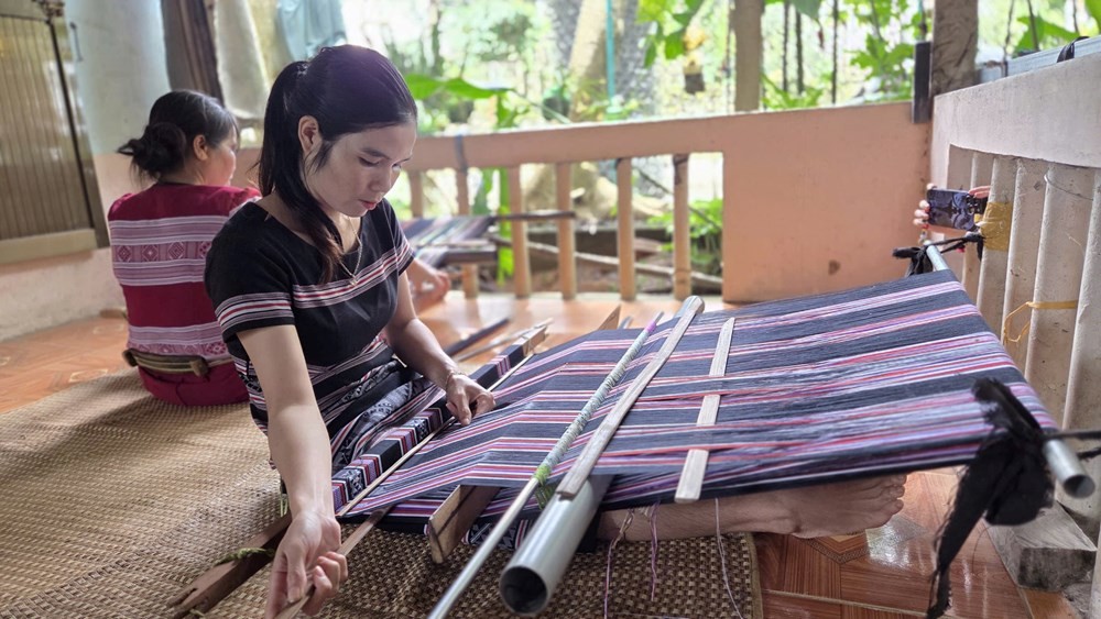 Giữ hồn thổ cẩm Hrê trong dòng chảy thị trường mới Giữ hồn thổ cẩm Hrê trong dòng chảy thị trường mới