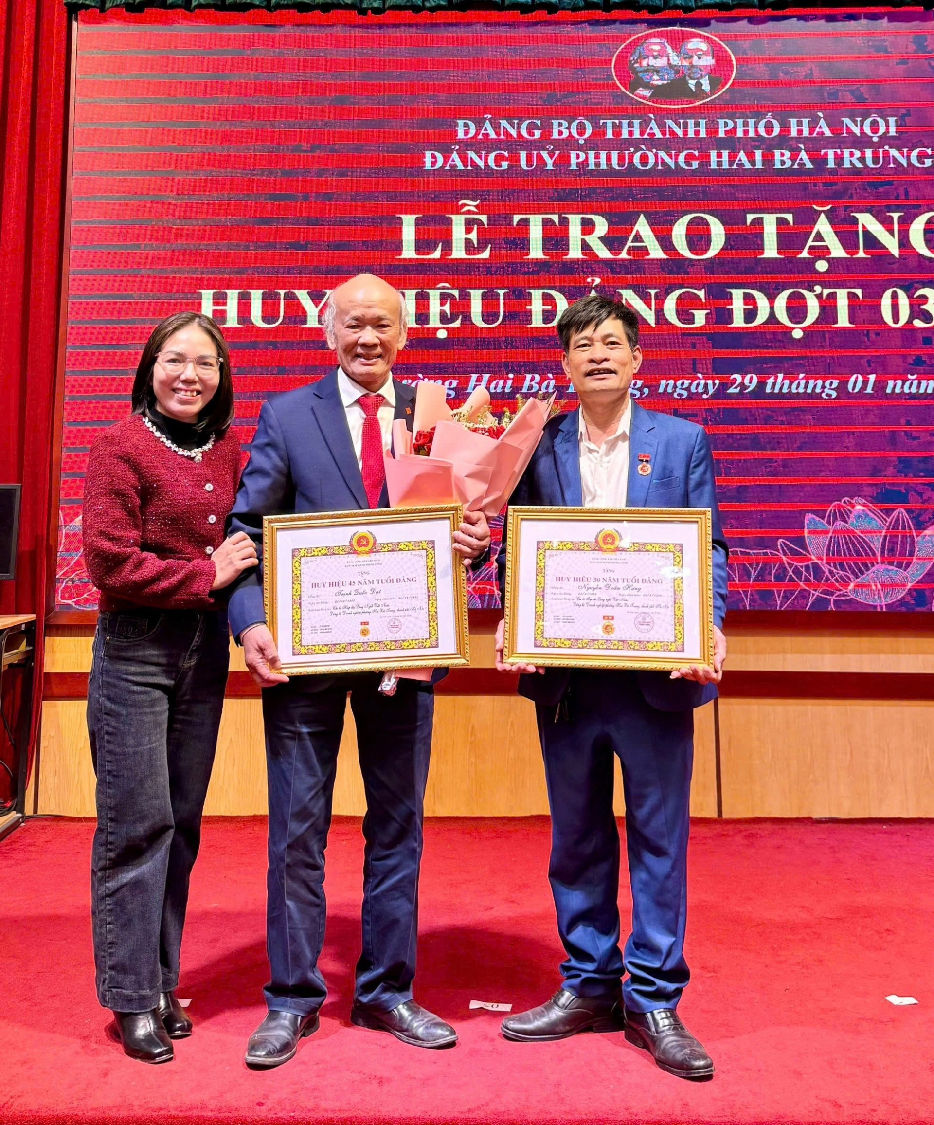 Trao Huy hiệu Đảng tại phường Hai Bà Trưng: Tri ân những cống hiến bền bỉ vì Đảng, vì dân Trao Huy hiệu Đảng tại phường Hai Bà Trưng: Tri ân những cống hiến bền bỉ vì Đảng, vì dân