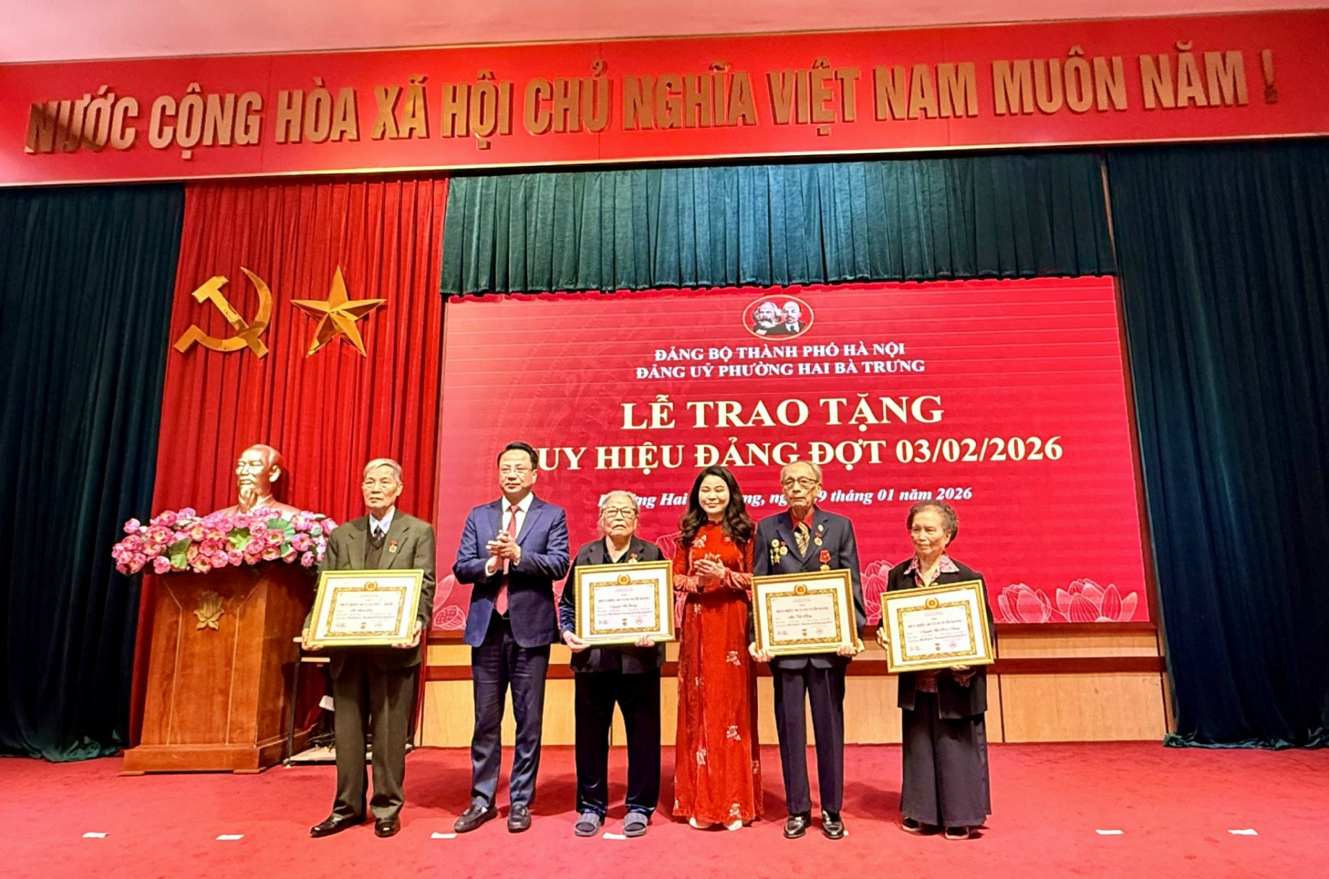 Trao Huy hiệu Đảng tại phường Hai Bà Trưng: Tri ân những cống hiến bền bỉ vì Đảng, vì dân Trao Huy hiệu Đảng tại phường Hai Bà Trưng: Tri ân những cống hiến bền bỉ vì Đảng, vì dân