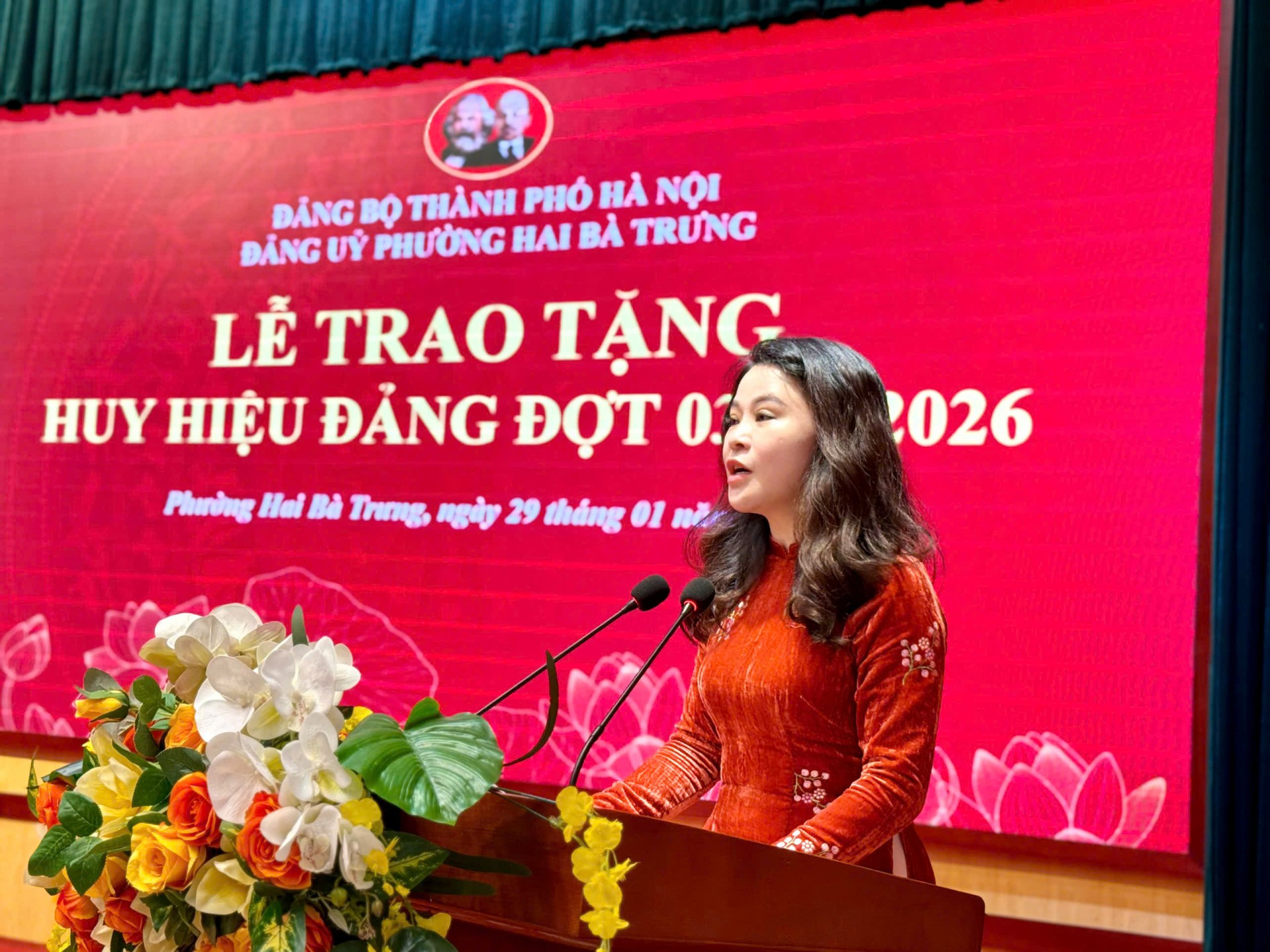 Phát biểu tại buổi lễ, đồng chí Chu Hồng Minh – Thành ủy viên, Bí thư Đảng ủy, Chủ tịch HĐND phường Hai Bà Trưng nhấn mạnh ý nghĩa sâu sắc của sự kiện: “Được nhận Huy hiệu Đảng là niềm vinh dự lớn lao, là sự ghi nhận của Đảng đối với những cống hiến bền bỉ và quý báu của các đồng chí trong sự nghiệp cách mạng vẻ vang của Đảng và dân tộc.”