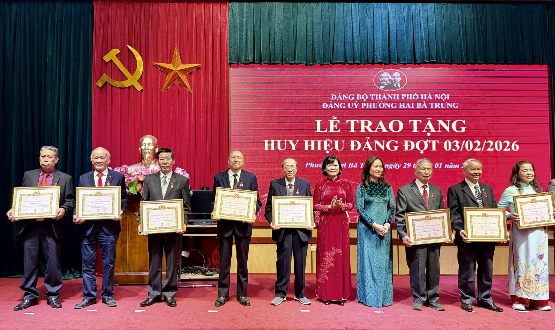 Đồng chí Chu Hồng Minh, Thành ủy viên - Bí thư Đảng ủy, Chủ tịch HĐND và đồng chí Nguyễn Mạnh Hùng - Phó Bí thư Đảng ủy, Chủ tịch UBND phường Hai Bà Trưng trao và gắnHuy hiệu 60 năm tuổi Đảng cho các đông chí đảng viên.