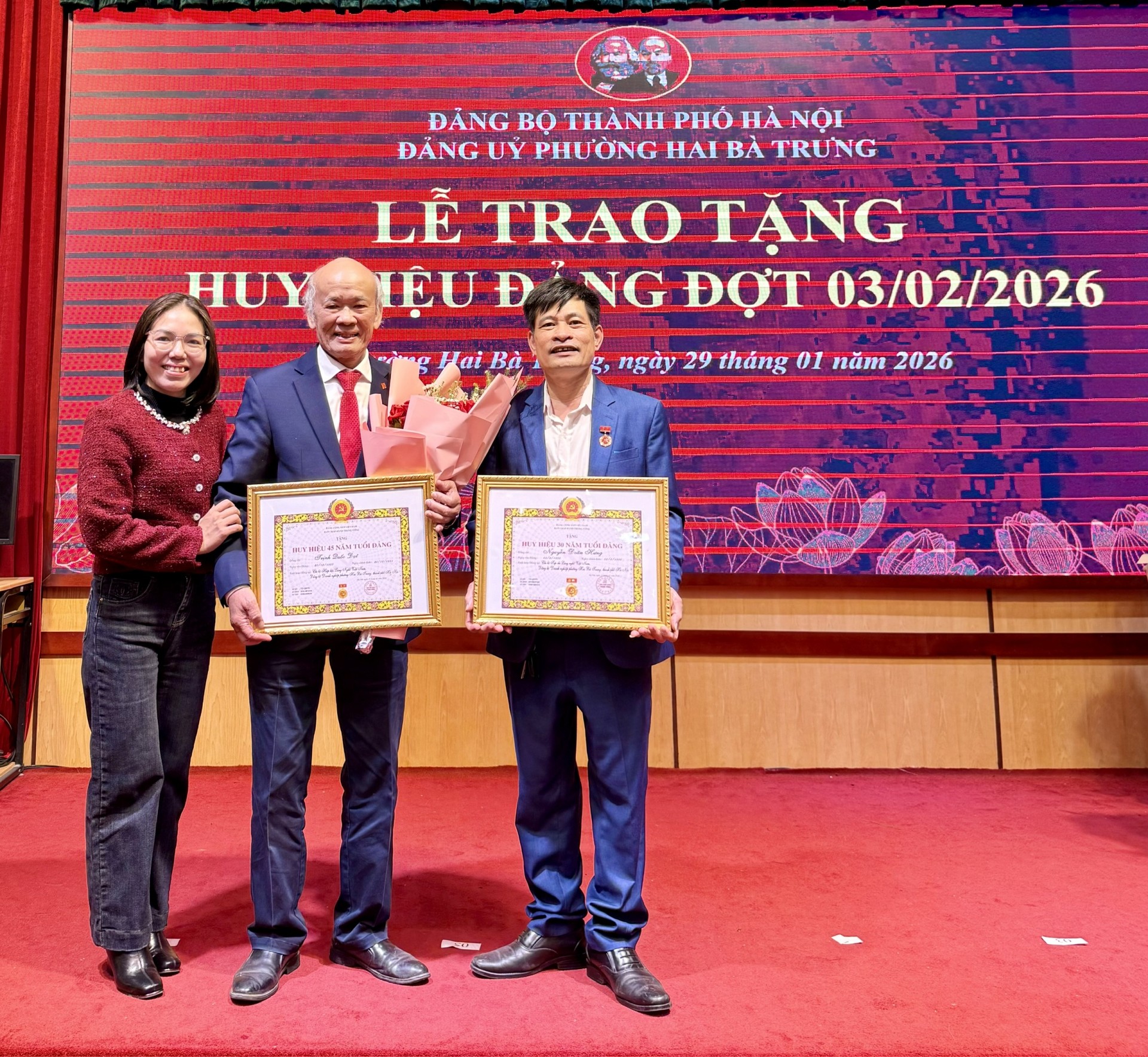 Đồng chí Trịnh Quốc Đạt, Chủ tịch Hiệp hội Làng nghề Việt Nam (thứ 2 từ trái sang) vinh dự được nhận Huy hiệu 45 năm tuổi Đảng