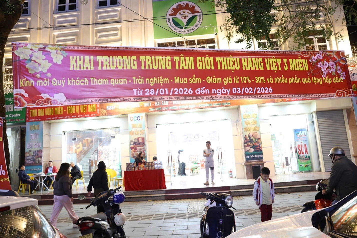 Các sản phẩm trưng bày thể hiện nét đặc trưng văn hóa, vùng miền Việt Nam