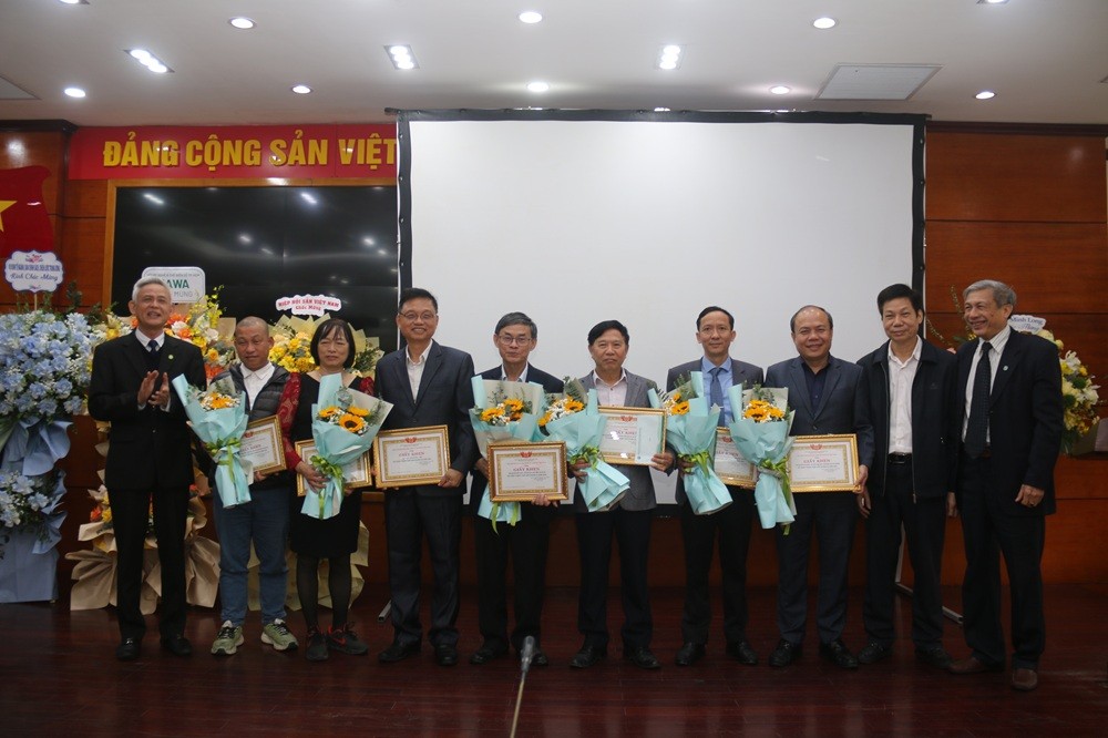 Tại Hội nghị, Hội Khoa học Kinh tế Nông nghiệp và Phát triển Nông thôn Việt Nam đã trao khen thưởng cho nhiều tập thể và cá nhân có thành tích xuất sắc trong thực hiện nhiệm vụ năm 2025.