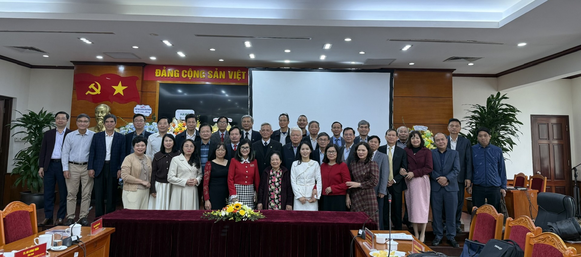 Các thành viên Hội Khoa học Kinh tế Nông nghiệp và Phát triển Nông thôn Việt Nam  chụp ảnh lưu niệm