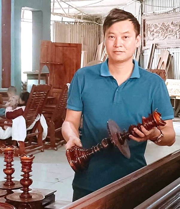 Nghệ nhân Nguyễn Ngọc Hiển ( SN 1981) chủ cơ sở SXKD đồ gỗ Hiển Hường